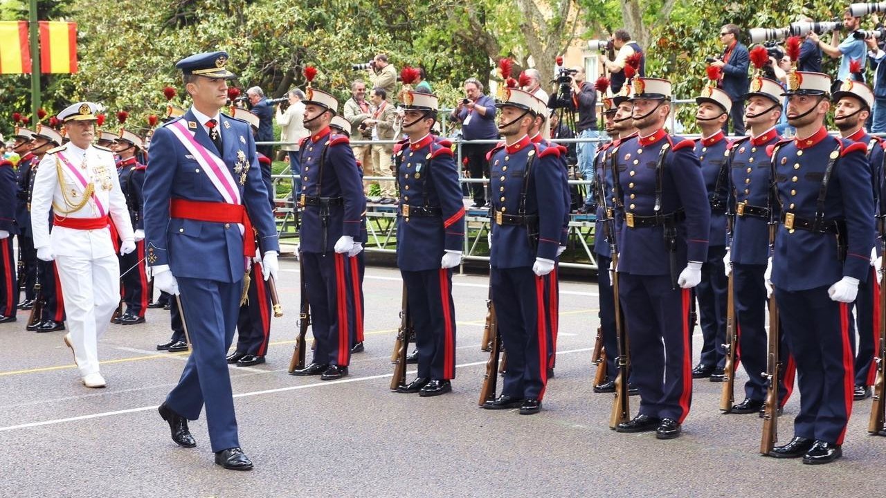 Felipe VI pasa revista a los militares en el Día de las Fuerzas Armadas.