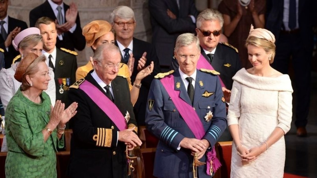 Los reyes Alberto y Felipe, con Paola (izquierda) y Matilde (derecha).