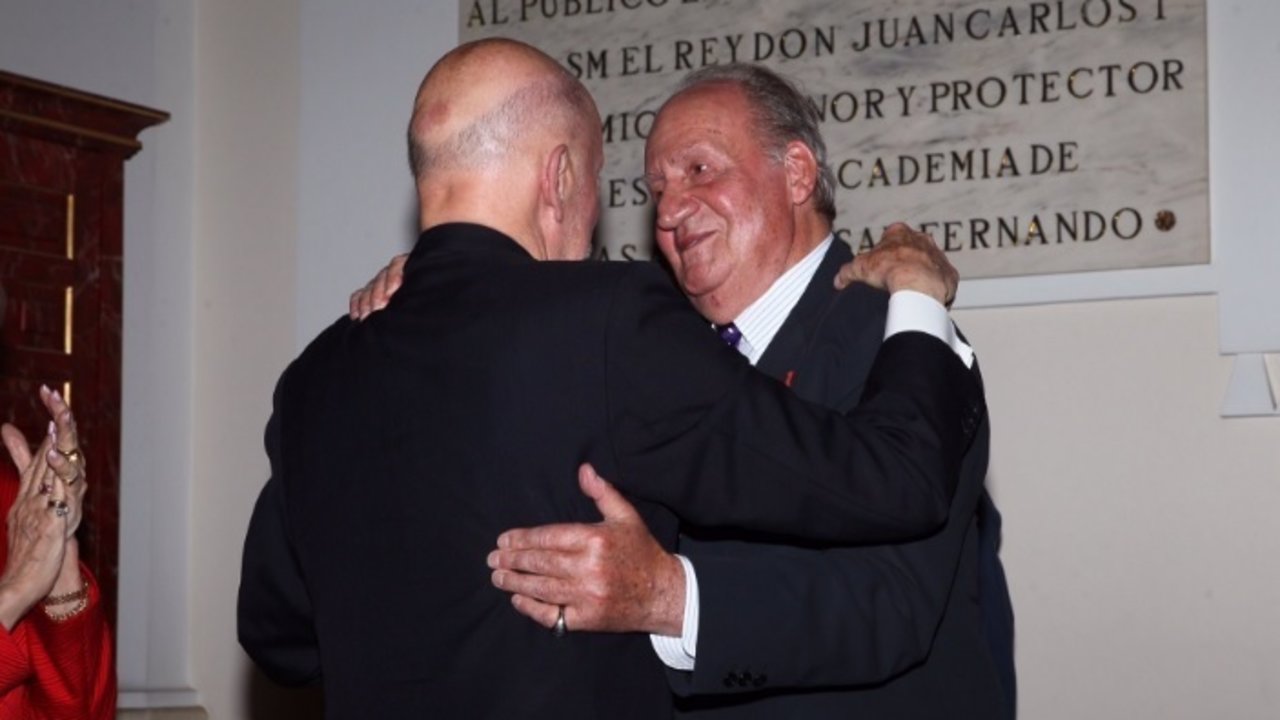 Simeón de Bulgaria abraza al rey Juan Carlos.
