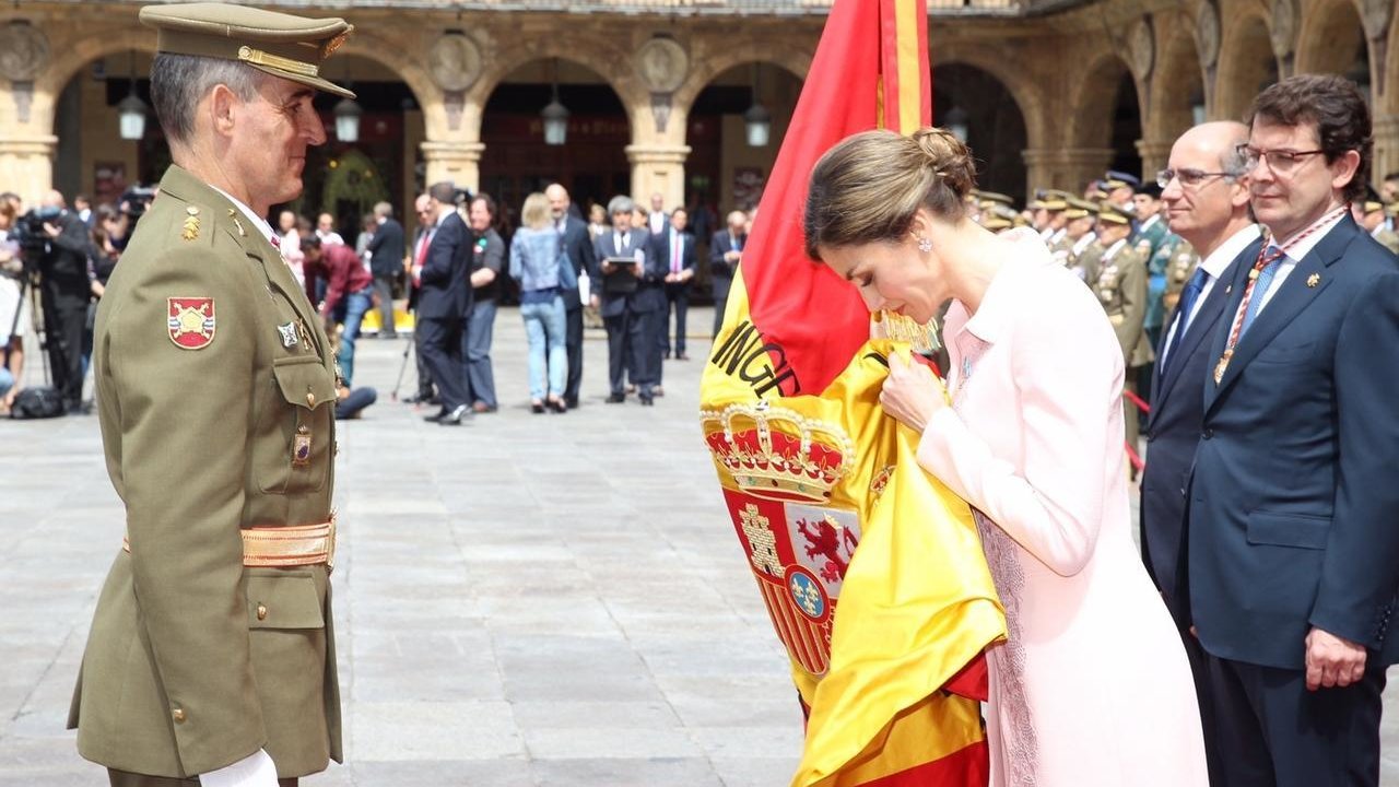 La reina besa la nueva bandera entregada al Regimiento de Especialidades de Ingenieros nº 11