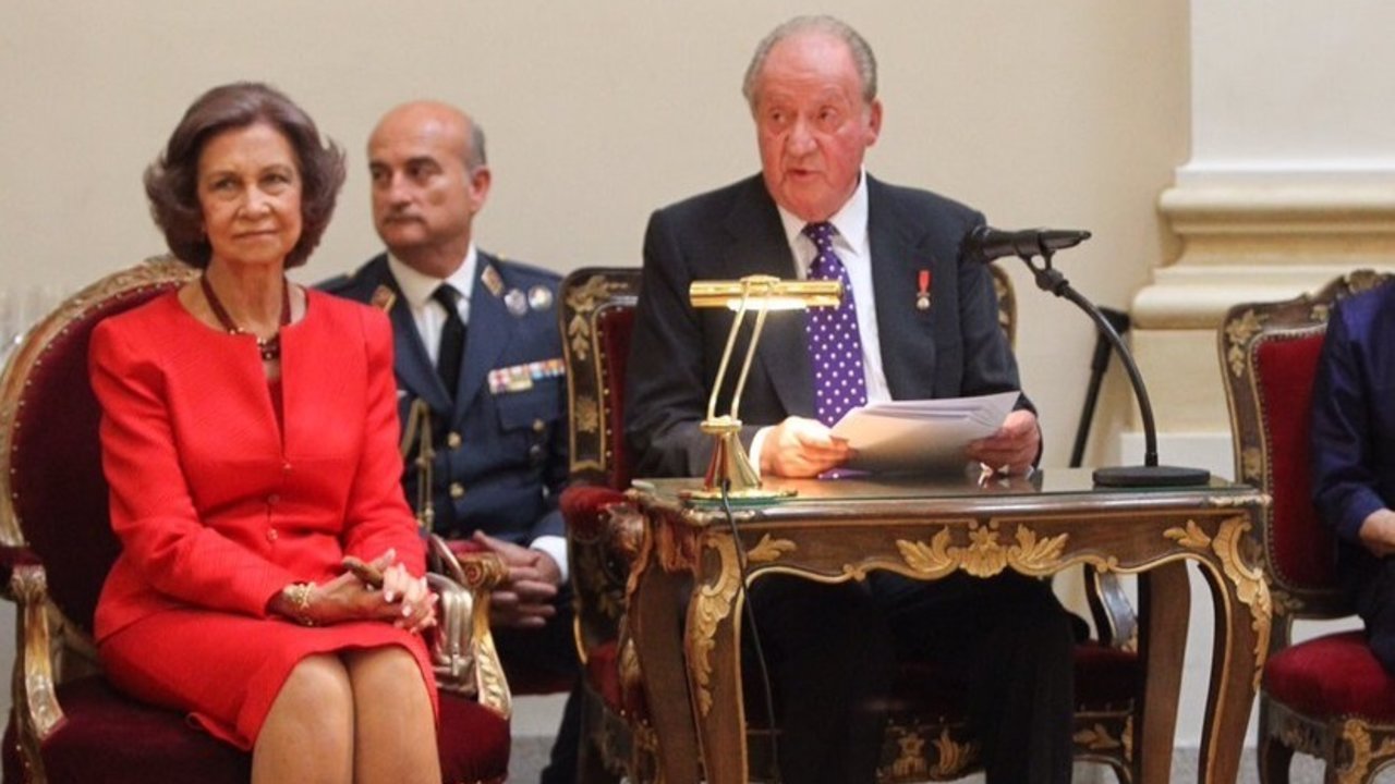 El rey Juan Carlos pronuncia unas palabras en la presentación del libro de Simeón de Bulgaria.