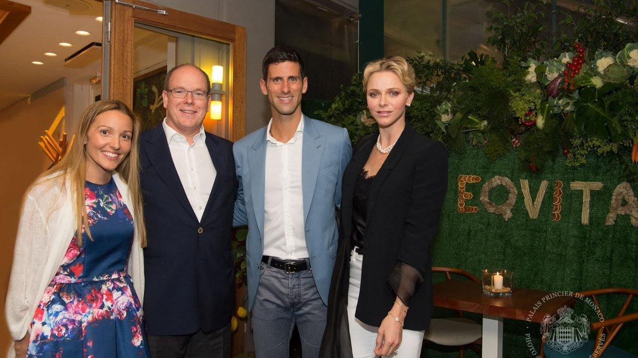 Alberto y Charlène de Mónaco con el tenista Novak Djokovic.
