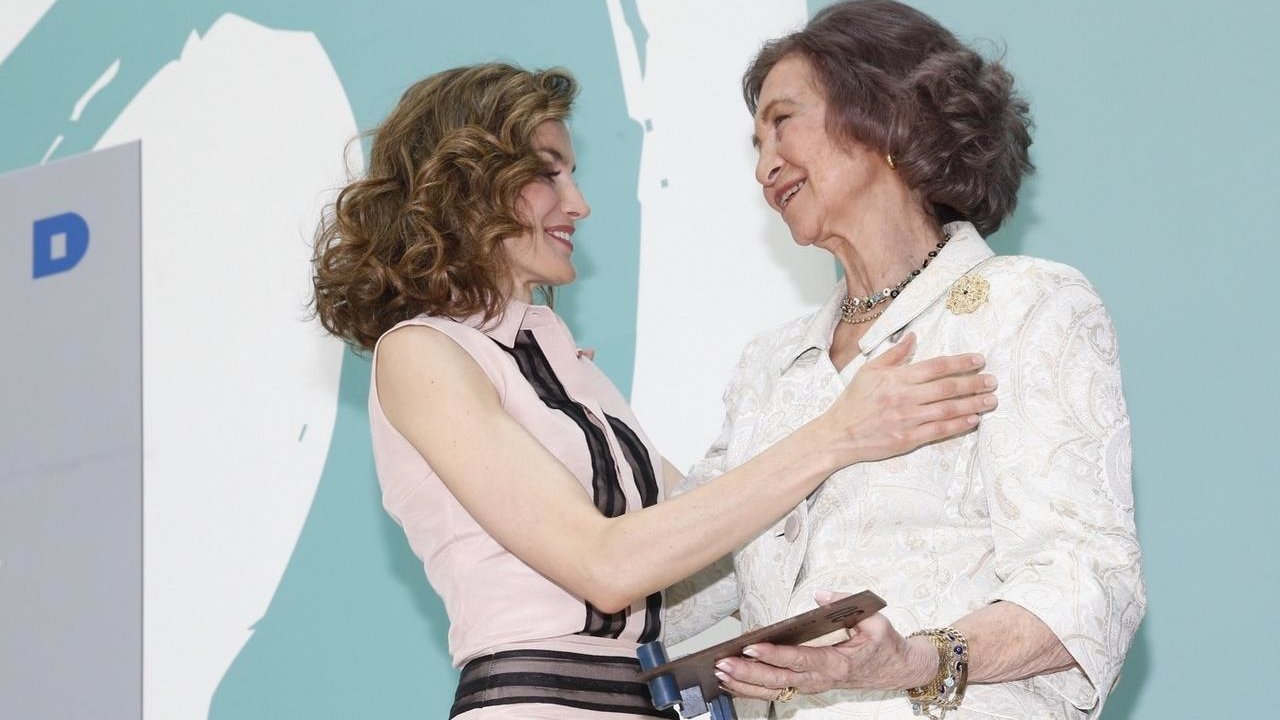 La reina Letizia entrega a doña Sofía un premio en el homenaje de la Fundación de Ayuda contra la Drogadicción