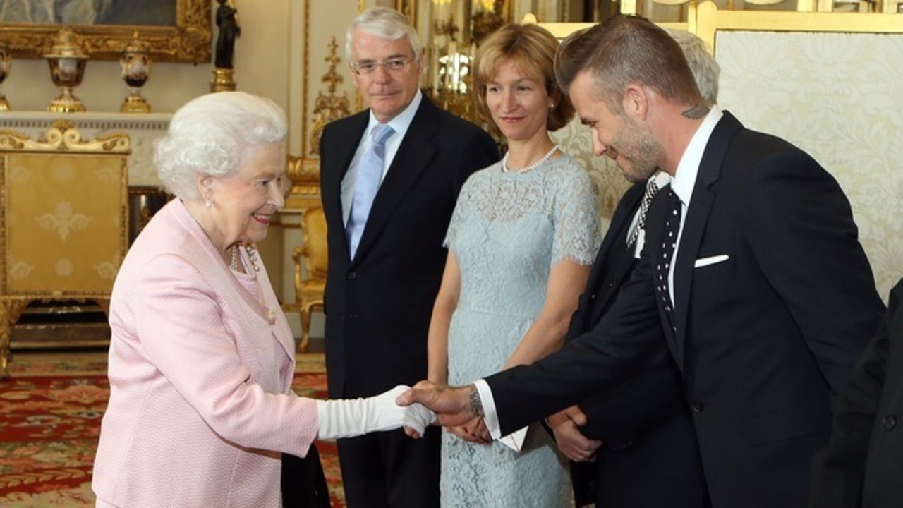 Isabel II con David Beckham.