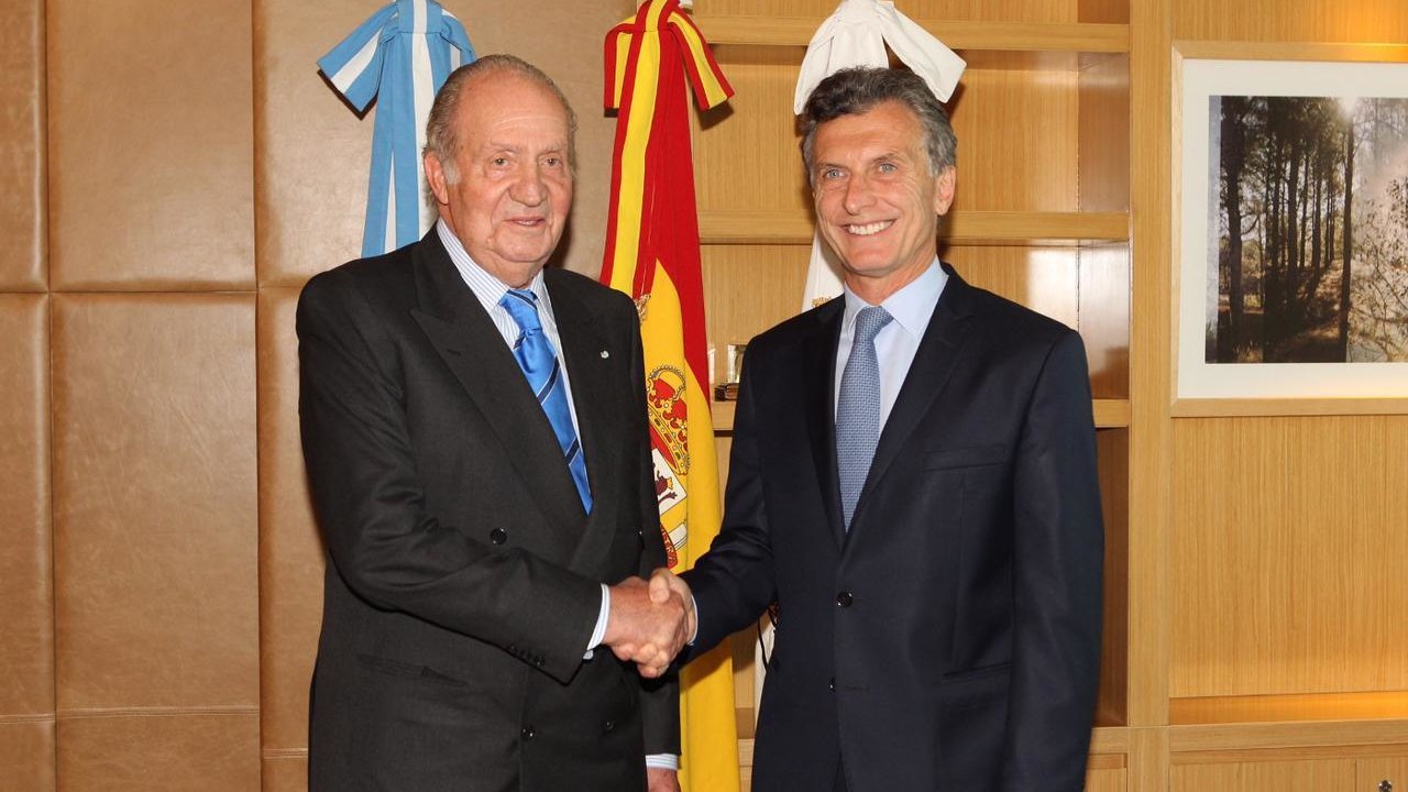 Juan Carlos I saluda a Mauricio Macri en su toma de posesión.
