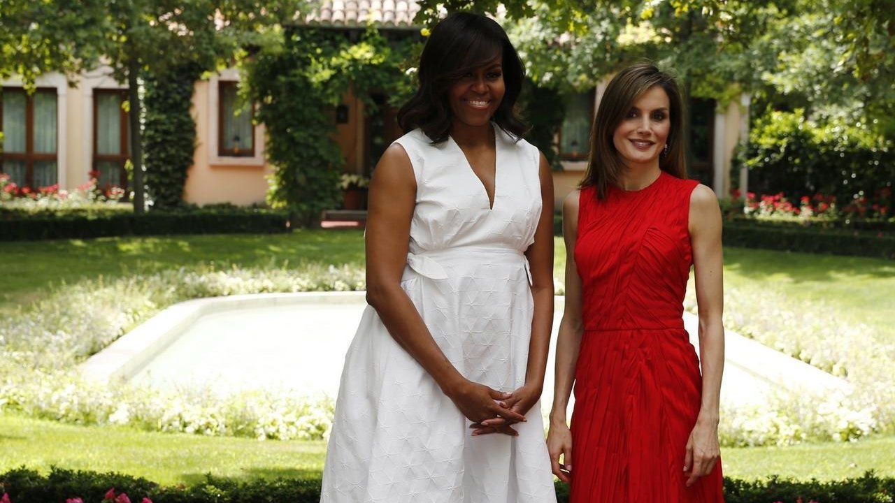 Michelle Obama y la reina Letizia posan frente a la entrada de la residencia de los reyes.