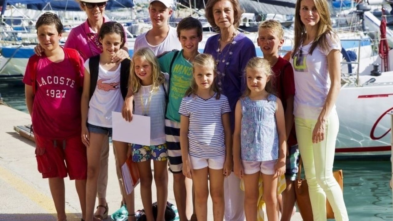 La reina Sofía, con sus nietos, la infanta Elena y doña Letizia en Mallorca.