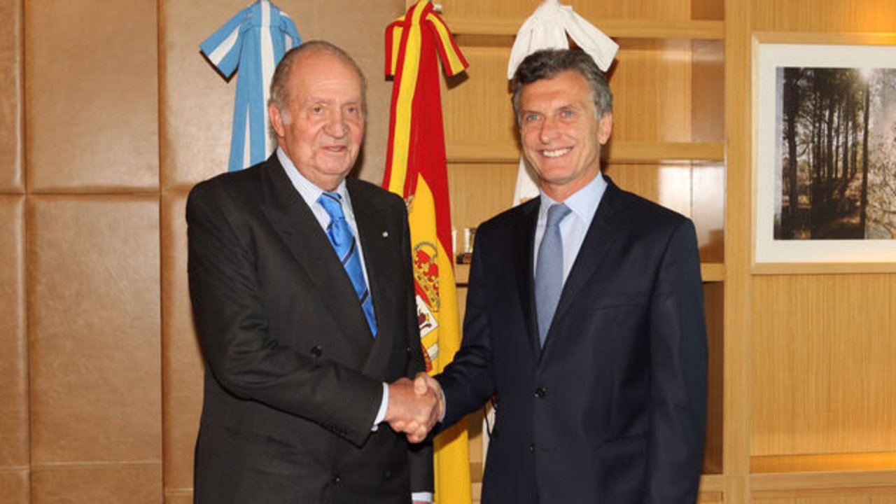 Juan Carlos I saluda al presidente argentino Mauricio Macri.