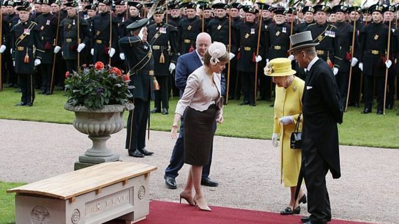 La primera ministra obsequia con un banco a Isabel II.
