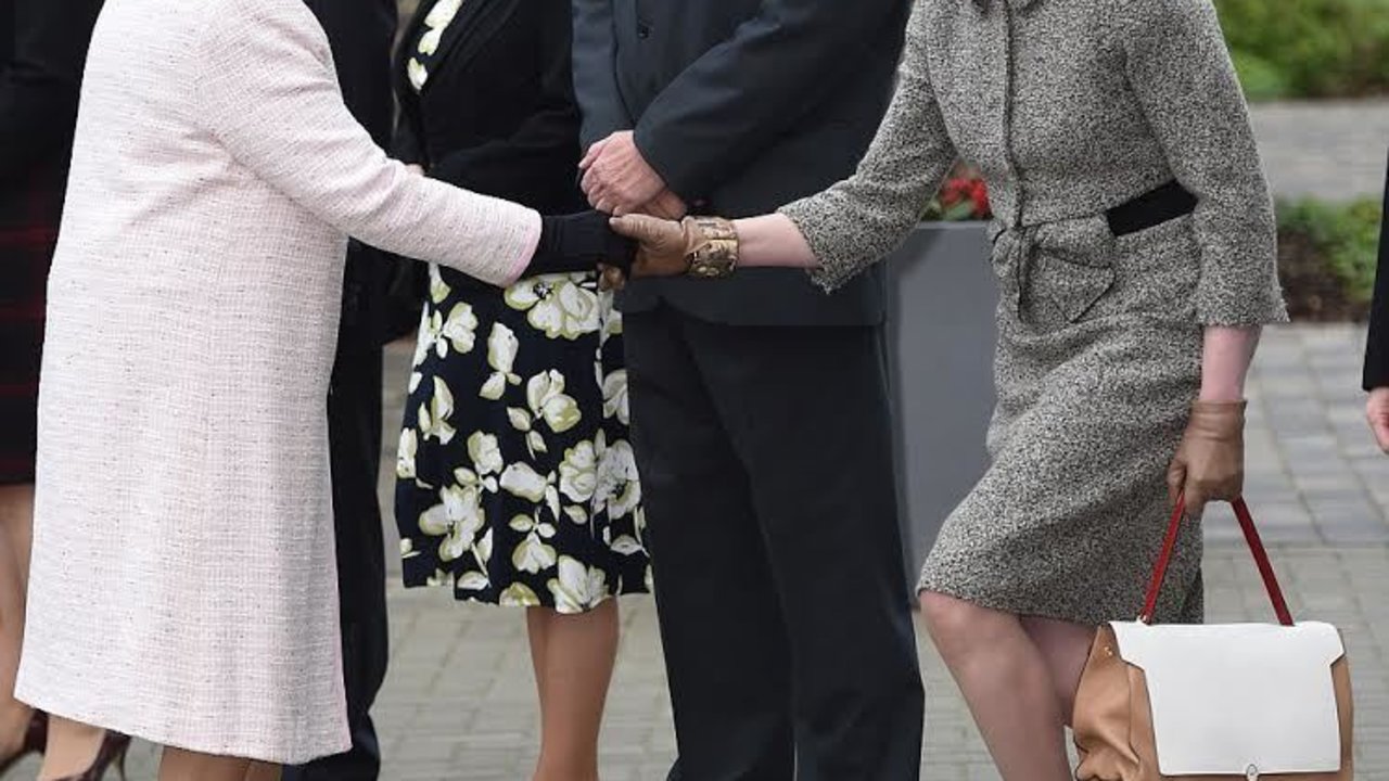 La reina Isabel II con Theresa May.
