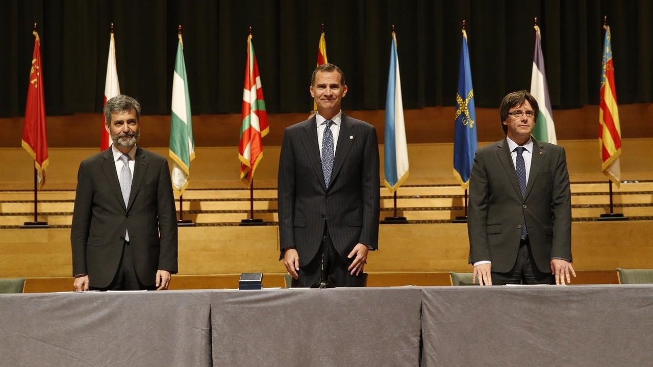 El rey y Carles Puigdemont entregan los despachos a la nueva promoción de jueces