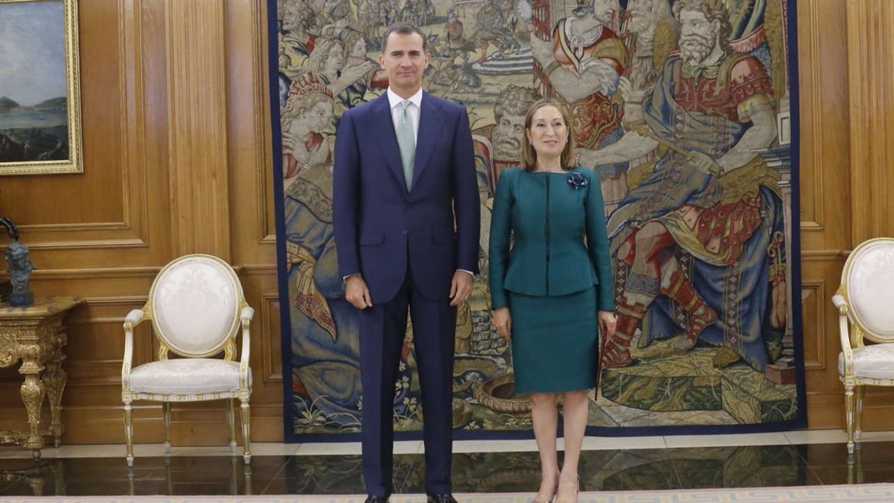 Felipe VI recibe a la presidenta del Congreso, Ana Pastor.
