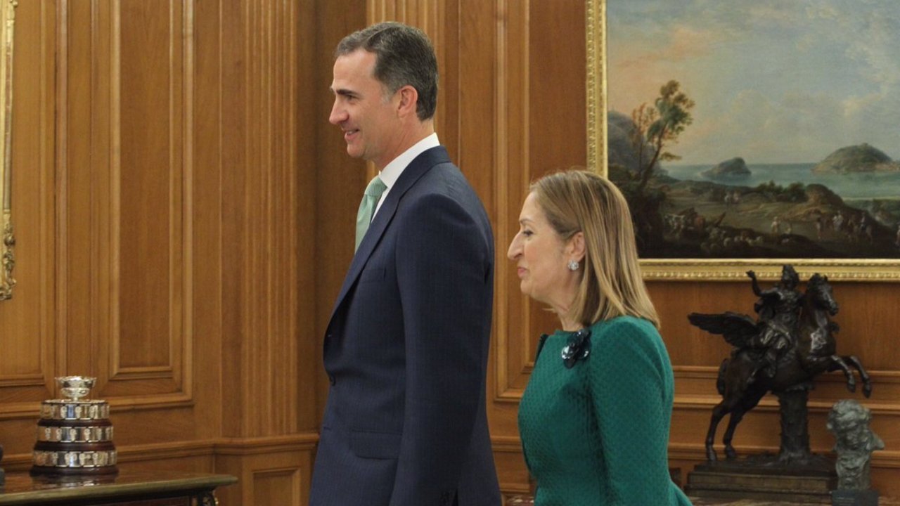Felipe VI y Ana Pastor, en la sala de audiencias del Palacio de la Zarzuela.