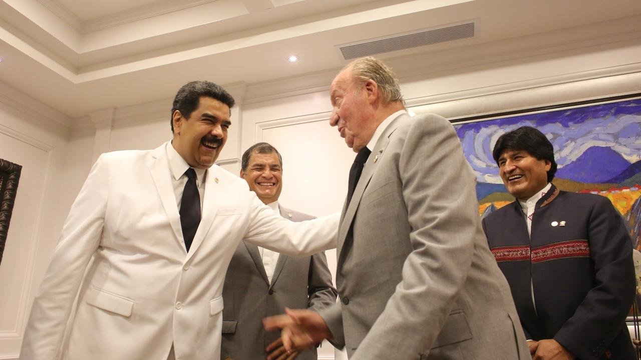 Nicolás Maduro bromea con el rey Juan Carlos, en presencia de Rafael Correa y Evo Morales.
