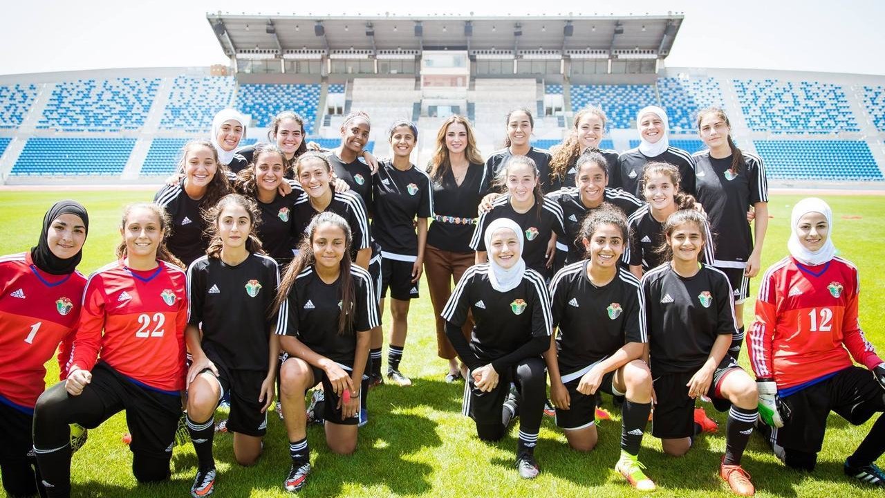 Rania de Jordania, con la selección femenina Sub-17.