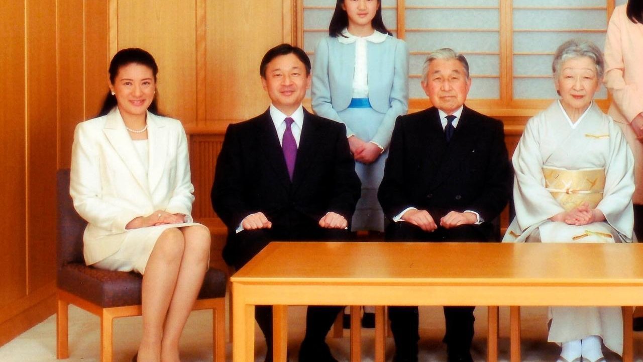 El emperador, su esposa, los herederos Naruhito y Masako, y la hija de éstos, Aiko.