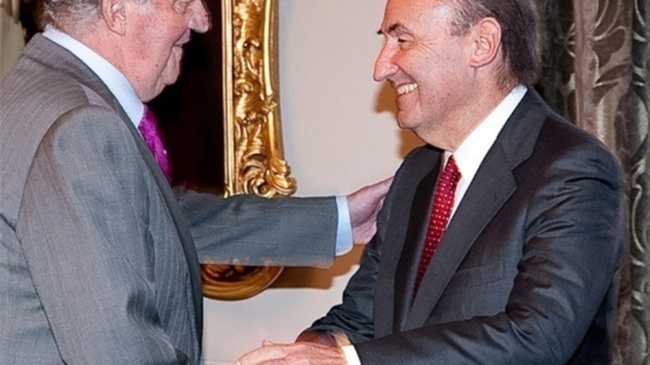 El rey Juan Carlos saluda a Miquel Roca.