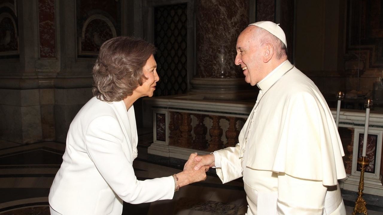 La reina Sofía saluda al Papa Francisco en la canonización de la Madre Teresa de Calcuta