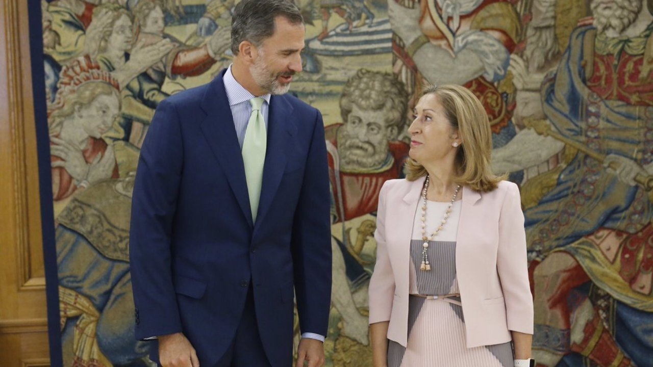 Felipe VI recibe a Ana Pastor tras la investidura fallida de Mariano Rajoy.