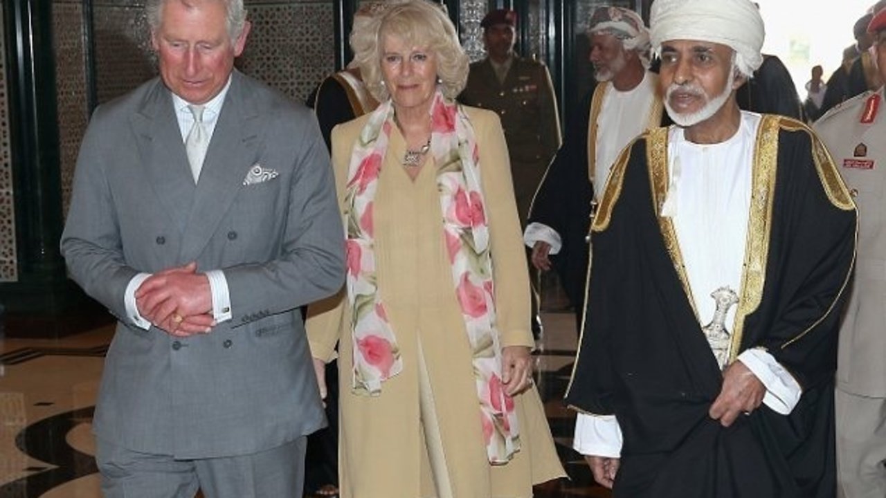 Los príncipes Carlos y Camila, con el sultán de Omán en un viaje anterior.