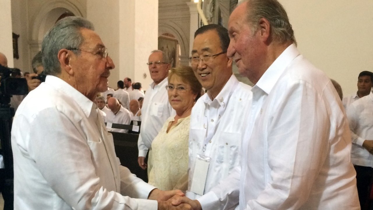 Raúl Castro saluda al rey Juan Carlos en Cartagena de Indias