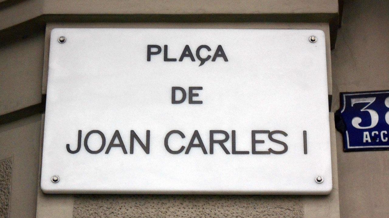 Placa de la Plaza Juan Carlos I de Barcelona.