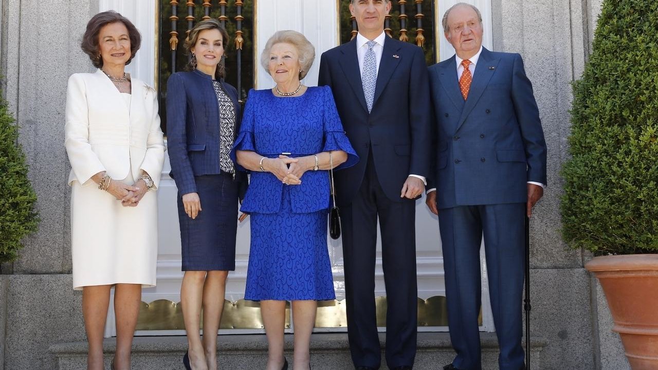 La princesa Beatriz y el rey Juan Carlos, con Felipe VI en una visita a Madrid.