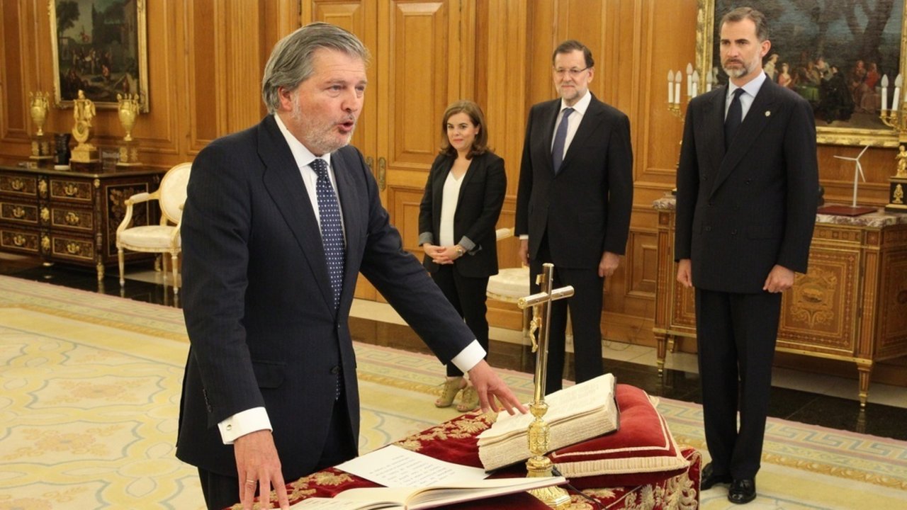Íñigo Méndez de Vigo jura su cargo de ministro de Educación en junio de 2015.