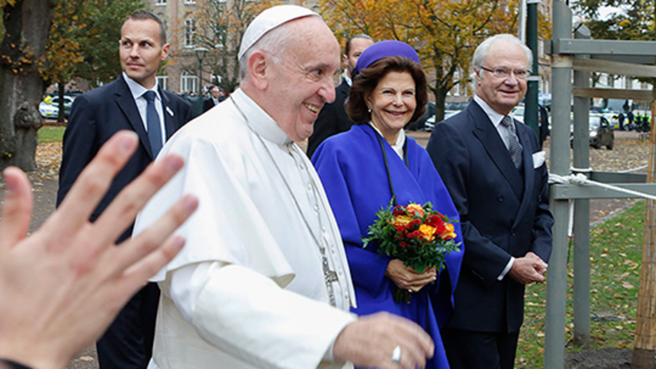 El papa Francisco con los reyes Silvia y Carlos Gustavo de Suecia.