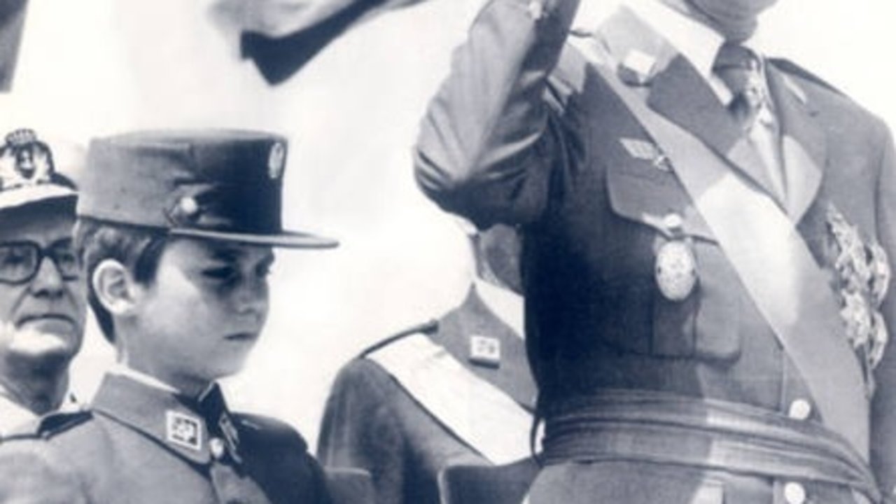 Don Felipe, junto al rey Juan Carlos en su alistamiento en el Regimiento Inmemorial del Rey.