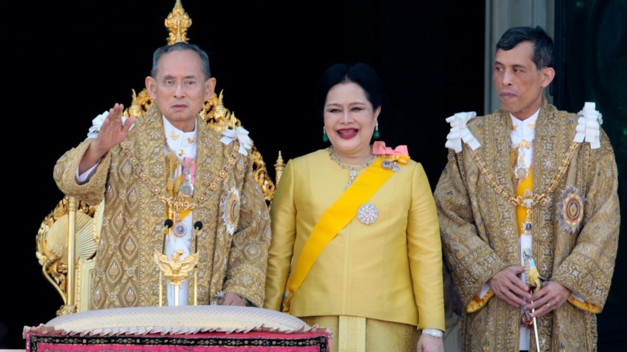 El próximo rey Vajiralongkorn, a la derecha, junto al fallecido Bhumibol.