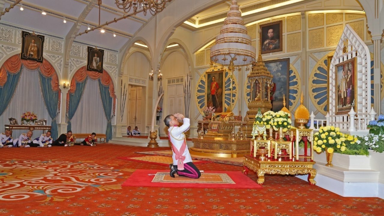 Maha Vajiralongkorn en la ceremonia de aceptación de la corona de Tailandia.