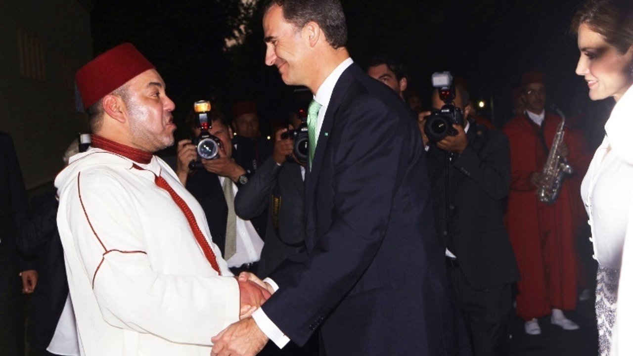 Felipe VI saluda a Mohamed VI en su visita de presentación a Marruecos.
