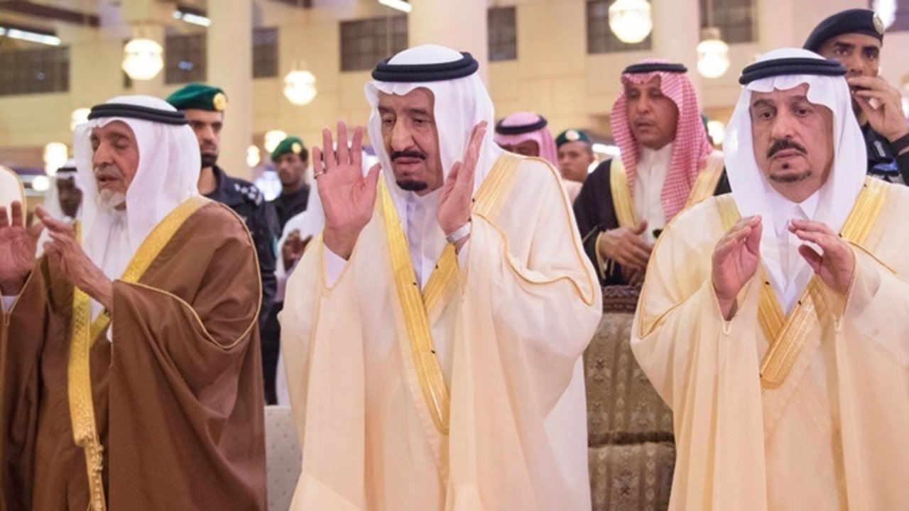El rey Salman de Arabia Saudí, en el centro de la foto en una mezquita.
