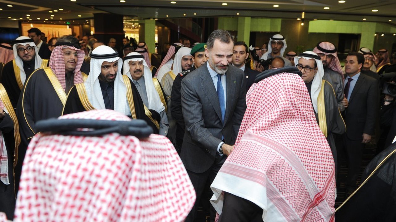 Felipe VI saluda a su llegada a la Cámara de Comercio de Riad.