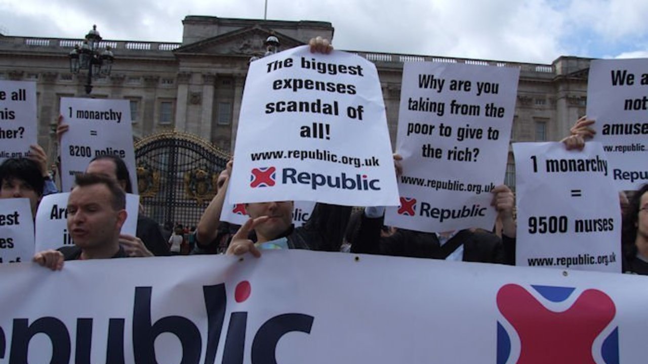 Manifestación antimonárquica ante el Palacio de Buckingham, en Londres.