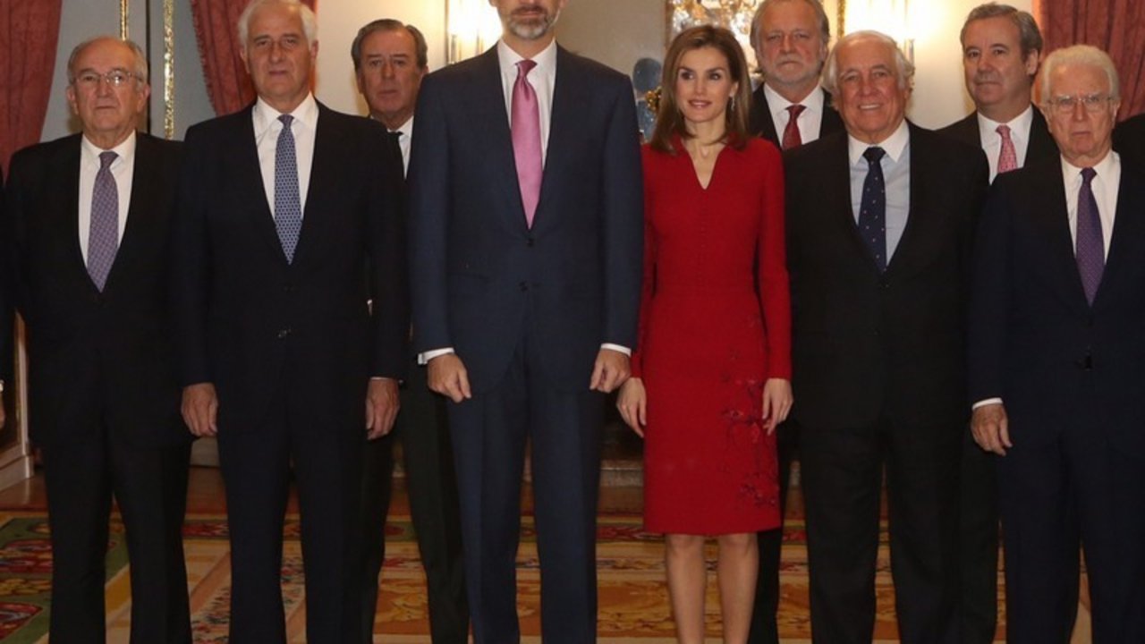 Los reyes, con la Diputación Permanente y Consejo de la Grandeza de España en diciembre de 2014.