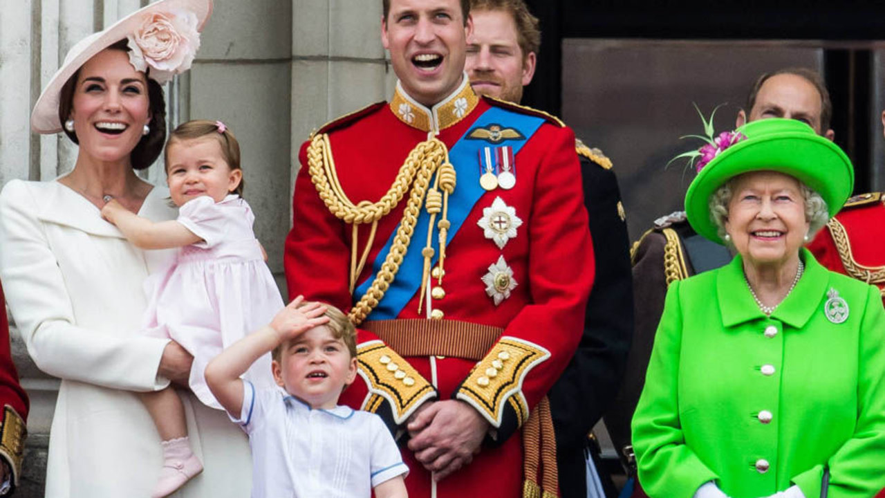 Los duques de Cambridge y sus hijos, junto a la reina Isabel II.