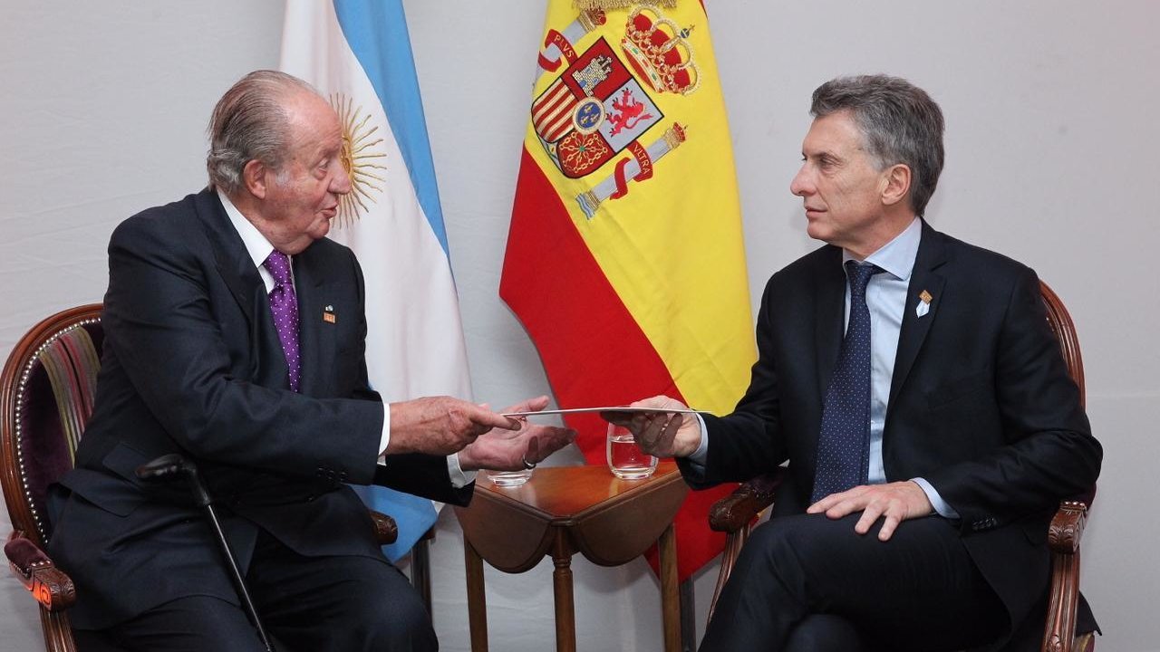 Juan Carlos I y Mauricio Macri, en una reunión en la toma de posesión del presidente de Argentina.