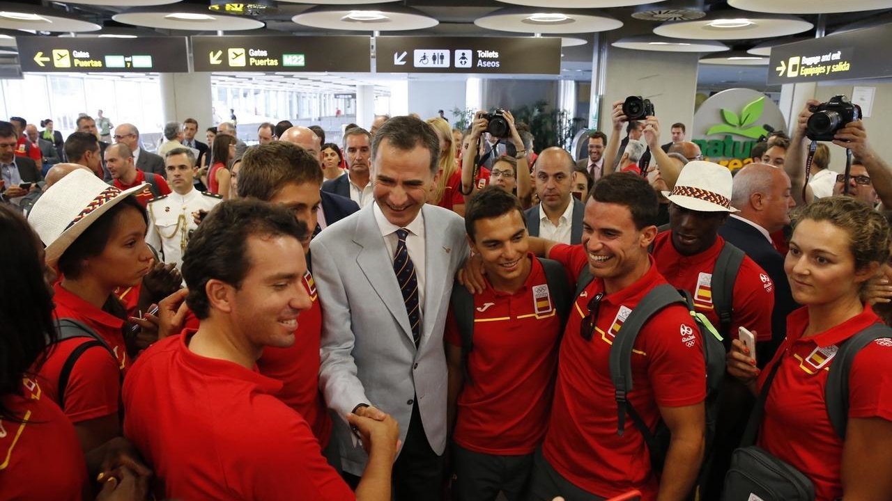 El rey, con los deportistas olímpicos españoles antes de viajar a Río de Janeiro.