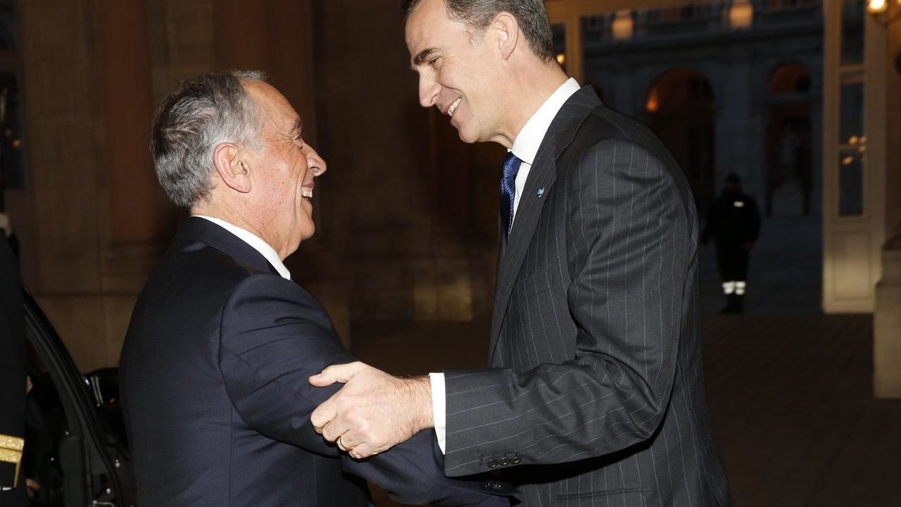Felipe VI saluda al presidente de Portugal en su visita a Madrid.