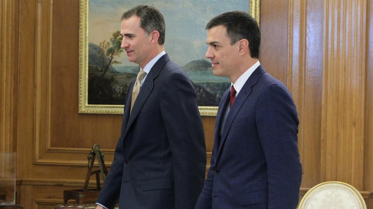 Felipe VI y Pedro Sánchez, durante una de las rondas de consultas de 2016.