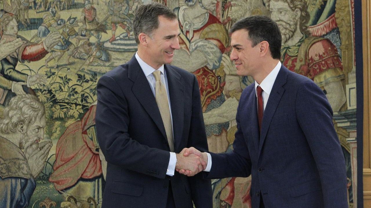 Felipe VI saluda a Pedro Sánchez en una ronda de consultas.