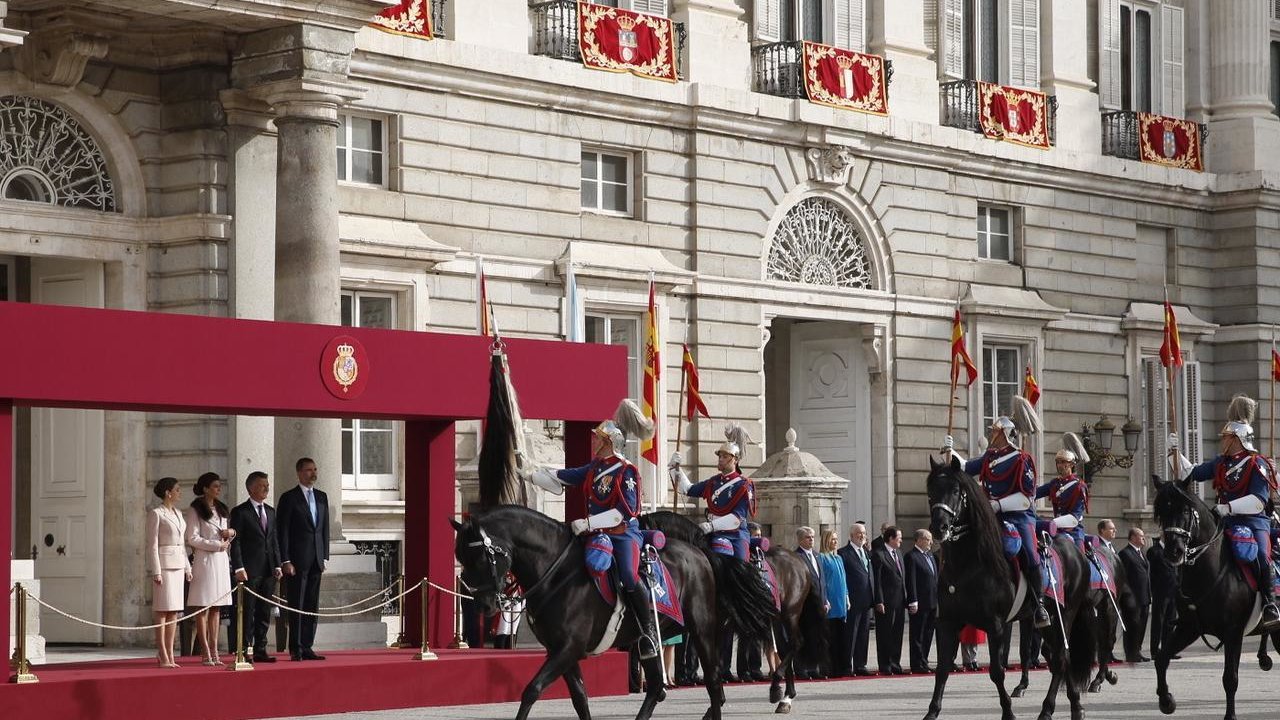 La Guardia Real rinde honores al presidente de Argentina en el Palacio Real.