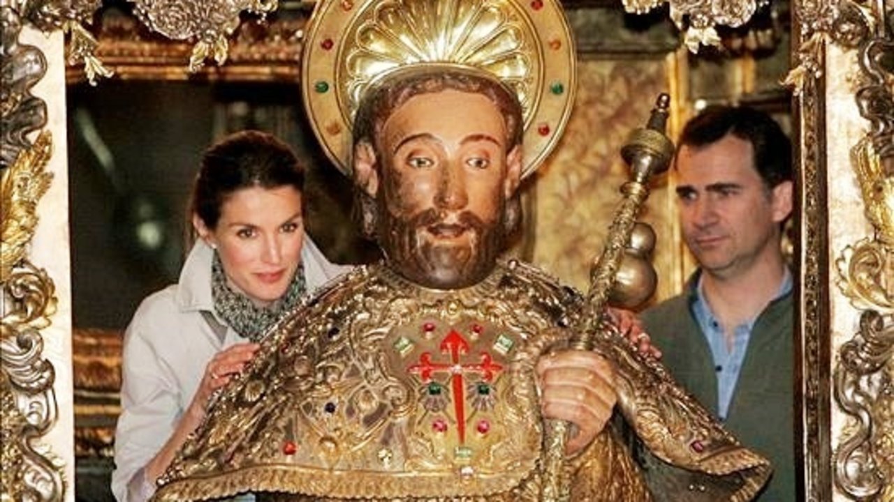 Doña Letizia y don Felipe abrazan la figura del Apóstol Santiago.