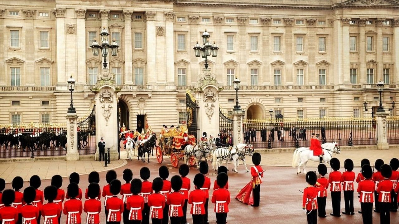 La reina Isabel II sale en carroza del Palacio de Buckingham.