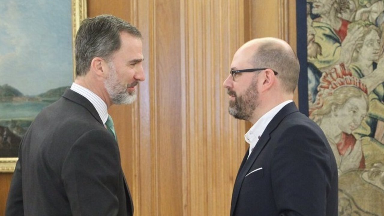 Felipe VI saluda al alcalde de Santiago de Compostela, Martiño Noriega.