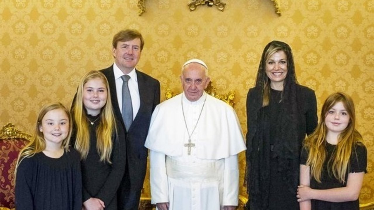 Los reyes de Holanda y sus hijas, con el Papa Francisco en 2016.