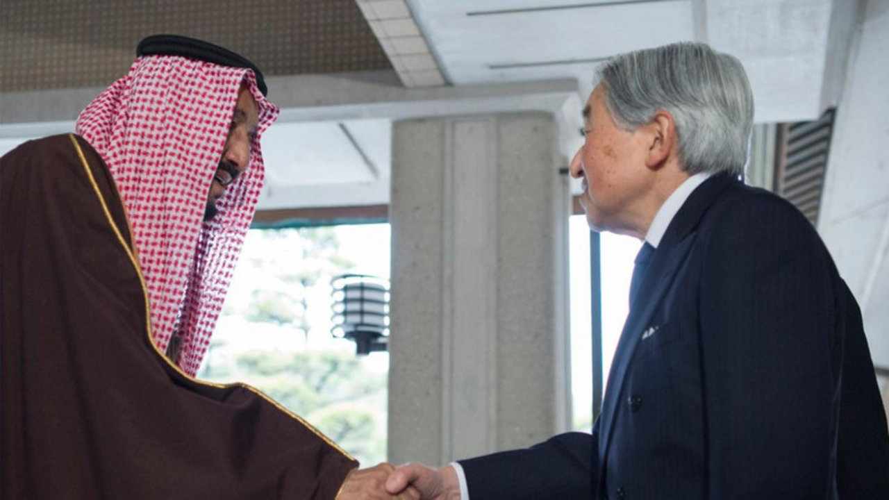 Salman de Arabia Saudí saluda a Akihito de Japón.