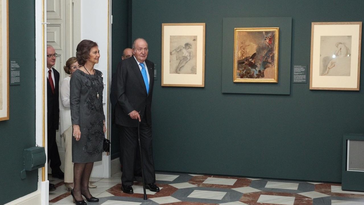 Los reyes Juan Carlos y Sofía, en una exposición.